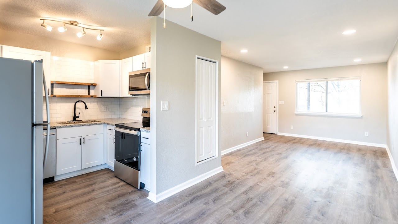 Oak Hill Luxury Apartments and Townhomes at The Oaks