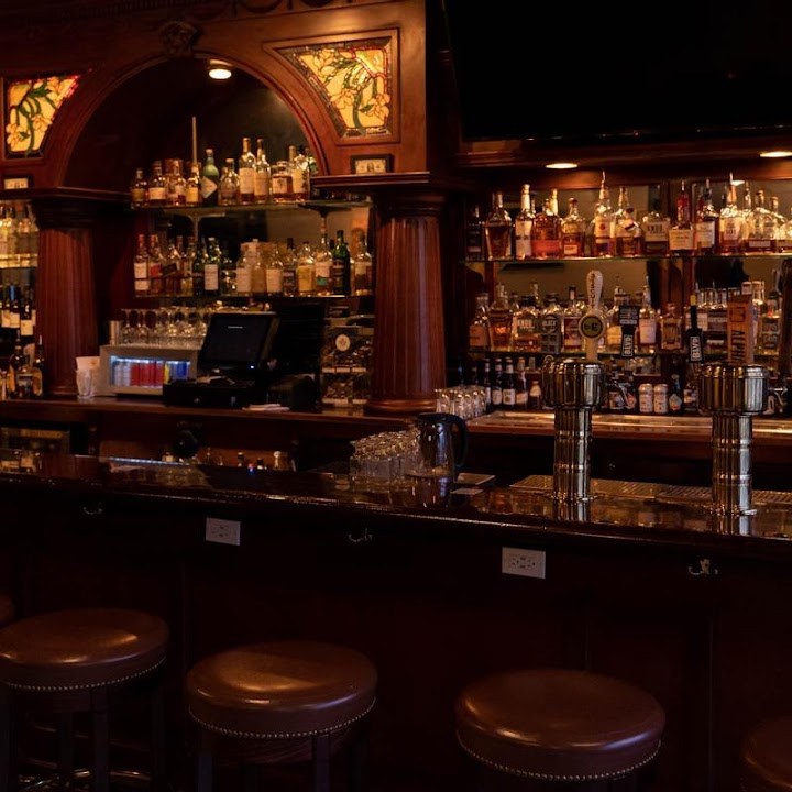 Mae's Tavern